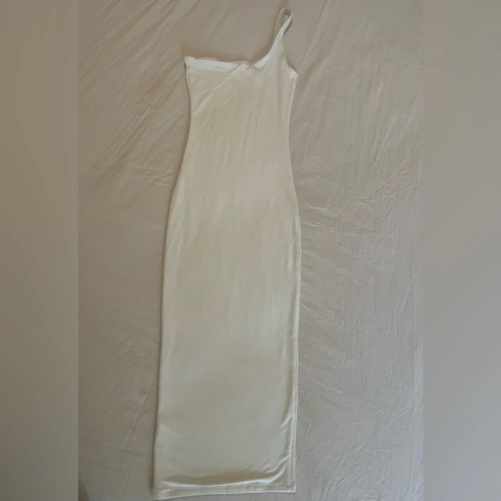 Reona Elegant One-Shoulder White Dress - Picture 3 of 6